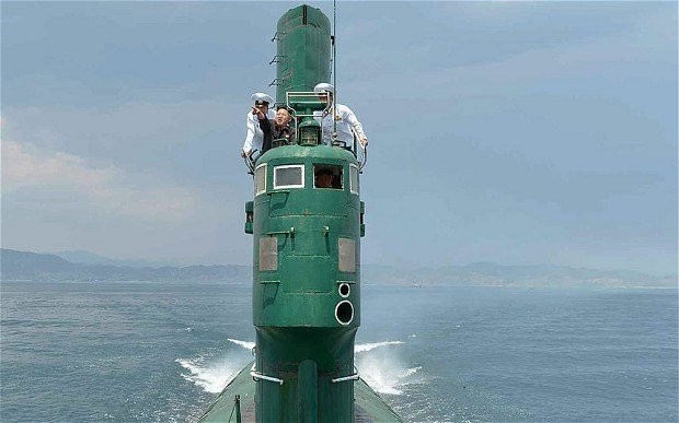 Nhà lãnh đạo Kim Jong Un đang thị sát ở một tàu ngầm của CHDCND Triều Tiên - Ảnh: KCNA.