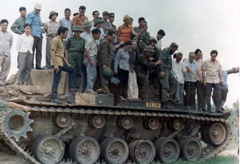 Chủ tịch Fidel Castro đứng trên một chiếc xe tăng của Mỹ do quân giải phóng thu giữ tại chiến trường Quảng Trị. Ảnh: Granma