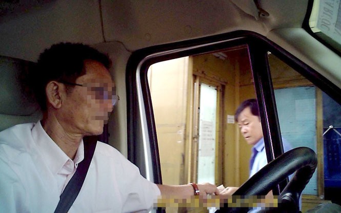 Nhân viên soát vé tại trạm 2 đường Nguyễn Văn Linh (chiều Q.7 đi Bình Chánh) nhận tiền của tài xế nhưng không xé vé - Ảnh cắt từ clip H.L. - Đ.P.