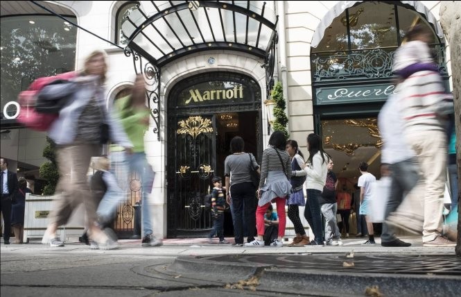 Du khách Trung Quốc trước khách sạn Marriott ở New York. Tập đoàn Trung Quốc đã hất cẳng được Marriott trong thương vụ mua Starwood - Ảnh: AFP