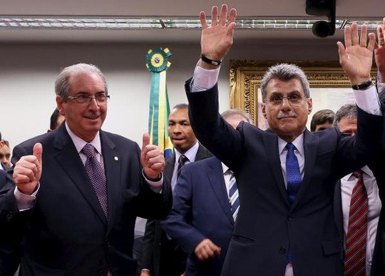 Thượng nghị sĩ Romero Juca (phải) và Chủ tịch Hạ viện Eduardo Cunha vui mừng sau khi PMDB rút khỏi liên minh cầm quyền. Ảnh: REUTERS