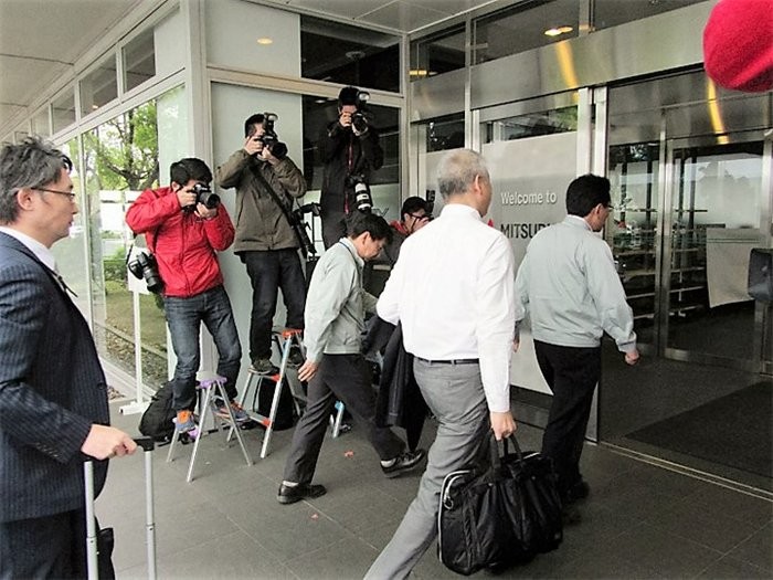 Các quan chức Bộ Giao thông đi vào nhà máy hãng xe Mitsubishi Motors ở thành phố Okazaki, tỉnh Aichi, Nhật Bản ngày 21-4. Ảnh: Getty