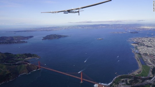 Chiếc Solar Impulse 2 bay ngang cầu Cổng Vàng ở vịnh San Francisco. Ảnh: Solar Impulse