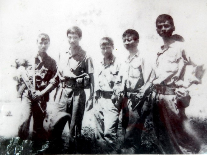 Nhóm trinh sát của Tiểu đoàn 8, Trung đoàn 64, ông Luân là người đầu tiên bên phải Ảnh: Khuất Quang Thụy