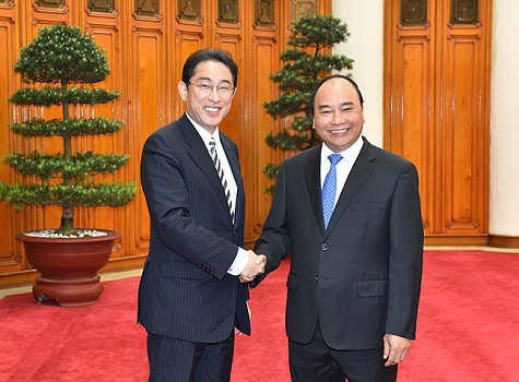 Thủ tướng Chính phủ Nguyễn Xuân Phúc và Bộ trưởng Ngoại giao Nhật Bản Fumio Kishida.