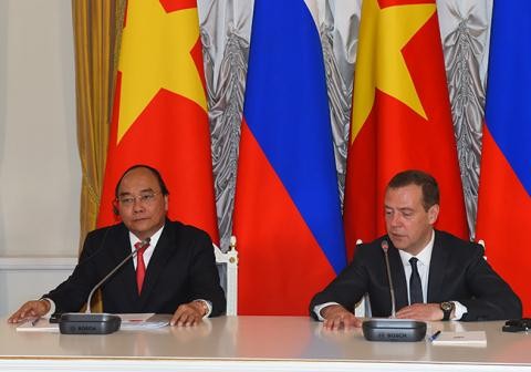 Thủ tướng Nguyễn Xuân Phúc trong buổi họp báo với Thủ tướng Nga Medvedev.
