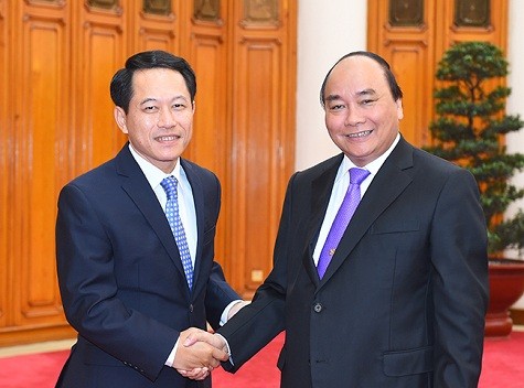 Thủ tướng Chính phủ Nguyễn Xuân Phúc tiếp Bộ trưởng Bộ Ngoại giao CHDCND Lào Saleumxay Kommasith.