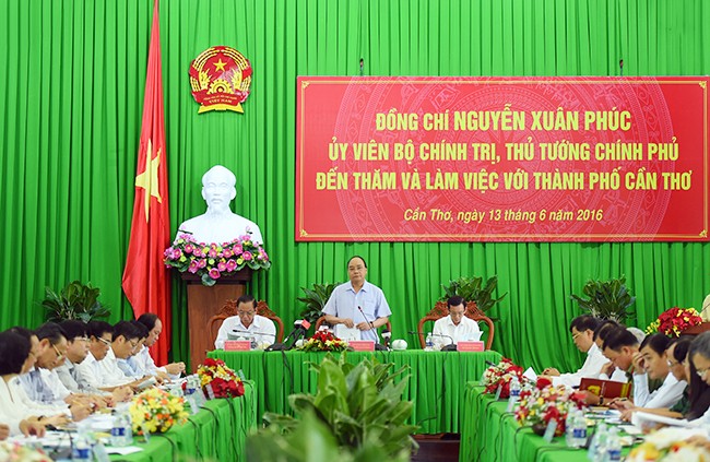 Thủ tướng Nguyễn Xuân Phúc làm việc với lãnh đạo TP Cần Thơ.