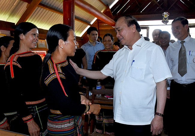 Thủ tướng Chính phủ Nguyễn Xuân Phúc thăm hỏi, lắng nghe tâm tư, nguyện vọng của bà con dân tộc Đăk Lăk.