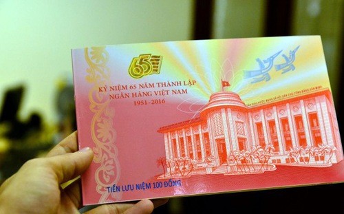 Một mẫu tiền lưu niệm được phát hành trong dịp kỷ niệm 65 thành lập ngành ngân hàng Việt Nam - Ảnh: LĐTĐ.