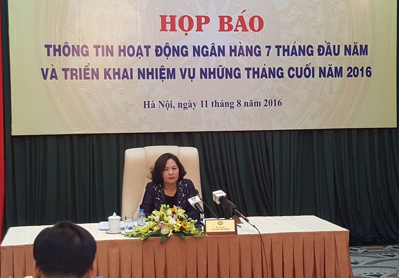 Phó Thống đốc Nguyễn Thị Hồng chủ trì họp báo.