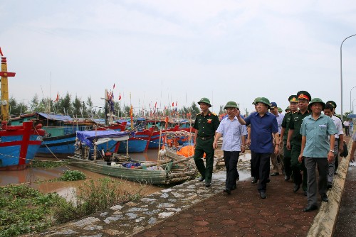 Phó thủ tướng Trịnh Đình Dũng chỉ đạo chống bão tại Nam Định. Ảnh: Xuân Tuyến (VnExpress).
