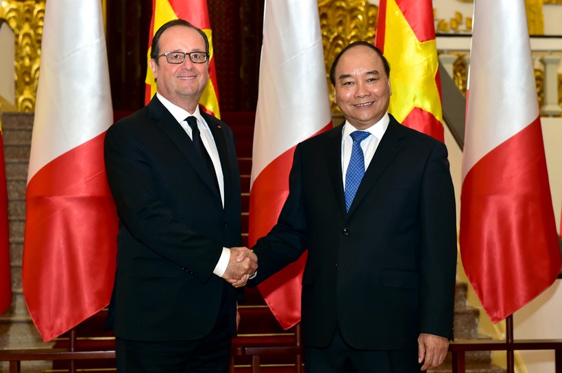 Thủ tướng Nguyễn Xuân Phúc bắt tay chào đón Tổng thống Pháp François Hollande.