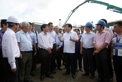 Phó Thủ tướng Trịnh Đình Dũng cùng đoàn công tác kiểm tra Trung tâm Nhiệt điện Duyên Hải. Ảnh: VGP/Xuân Tuyến