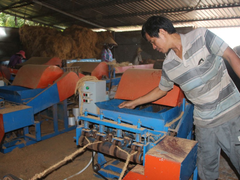 Ông Nghiêm Đại Thuận (Trà Vinh) chế máy xe xơ dừa giúp những người làm nghề xe chỉ tơ xơ dừa ở ĐBSCL