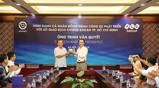 Chủ tịch HOSE trao quà lưu niệm tới ông Trịnh Văn Quyết, Chủ tịch Tập đoàn FLC. (Ảnh: flc.vn)