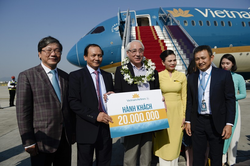 Thứ trưởng Bộ GTVT Nguyễn Nhật và lãnh đạo Vietnam Airlines chào đón hành khách thứ 20 triệu.