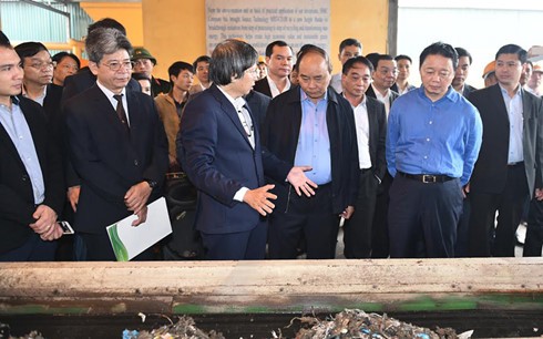 Sáng 18/3, Thủ tướng Nguyễn Xuân Phúc đã đến thị sát công nghệ điện rác của Công ty TNHH Thủy lực máy HMC tại Khu công nghiệp Đồng Văn 2, tỉnh Hà Nam.