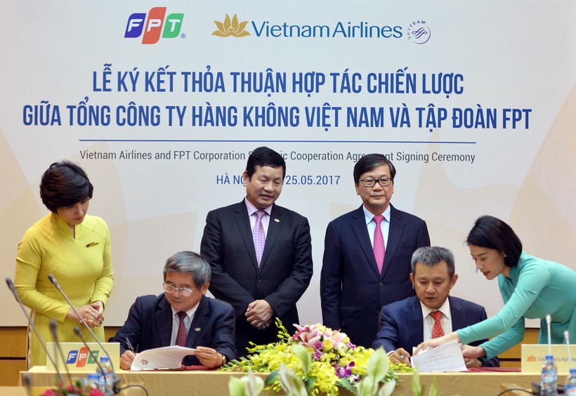  Ông Dương Trí Thành - Tổng Giám đốc Vietnam Airlines (ngồi phải) và ông Bùi Quang Ngọc - Tổng Giám đốc FPT ký thỏa thuận hợp tác chiến lược trong 3 năm (2017-2020). (Ảnh: VNA)