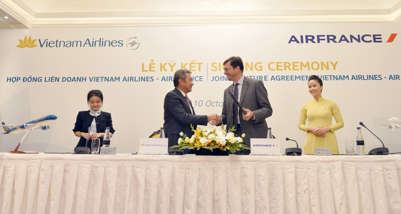 Tổng Giám đốc Vietnam Airlines và Tổng Giám đốc Air France hoàn tất hợp đồng. (Ảnh: VNA)