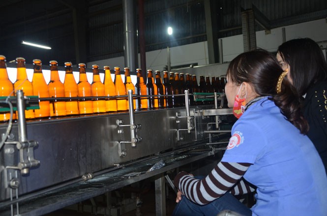 Hệ thống kiểm tra chất lượng sản phẩm tại CTCP Bia Hà Nội - Quảng Bình. (Ảnh: SCT Quảng Bình)