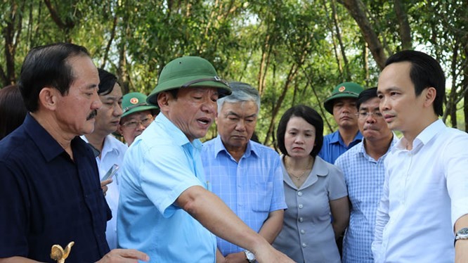 Chủ tịch FLC Trịnh Văn Quyết trong một lần đi khảo sát địa điểm làm dự án cùng lãnh đạo Quảng Trị. (Ảnh: Cổng thông tin Quảng Trị)