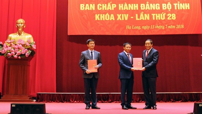 Phó Ban Thường trực Ban Tổ chức Trung ương Nguyễn Thanh Bình trao quyết định luân chuyển cho ông Nguyễn Văn Thắng (giữa) và ông Lê Quang Tùng (trái) (Ảnh: CTG)