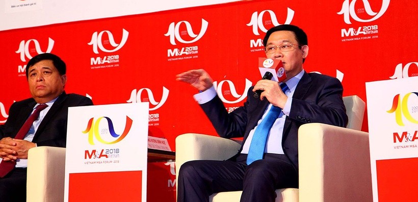 Phó thủ tướng Vương Đình Huệ trao đổi tại Diễn đàn M&A Việt Nam 2018. (Ảnh: ĐTCK)
