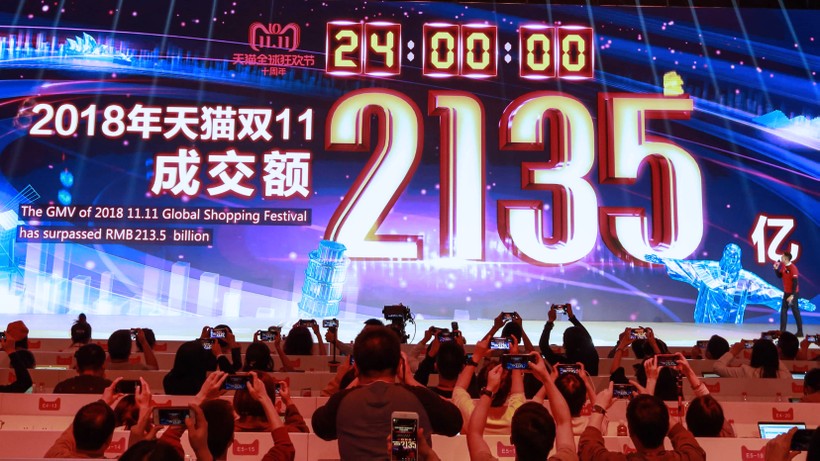 Hình ảnh từ lễ hội mua sắm toàn cầu của Tập đoàn Alibaba tại Thượng Hải, Trung Quốc, ngày 11/11/2018, cho thấy tổng giá trị hàng hóa được giao dịch trong ngày này (Nguồn: AFP)