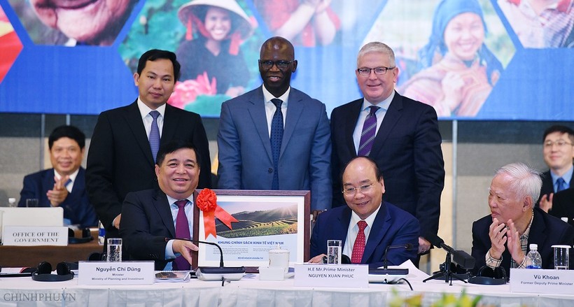Thủ tướng và Bộ trưởng Bộ KH&ĐT tặng khung chính sách kinh tế Việt Nam cho Ngân hàng Thế giới. (Ảnh: VGP)