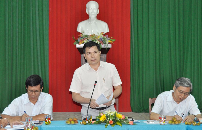 Ông Trần Văn Minh, Phó Bí thư Tỉnh ủy Quảng Ngãi (đứng) vừa được bổ nhiệm giữ chức vụ Phó Tổng Thanh tra Chính phủ. (Ảnh: Internet)