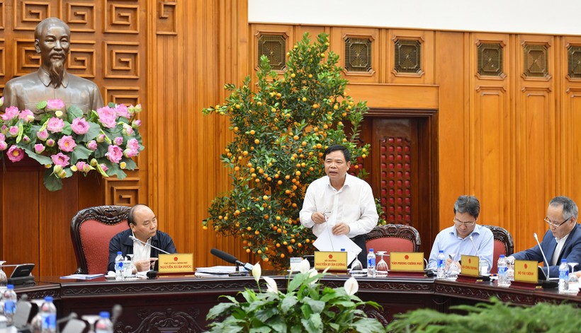 Bộ trưởng Bộ Nông nghiệp và Phát triển Nông thôn Nguyễn Xuân Cường báo cáo với Thủ tướng về tình hình giá gạo giảm.
