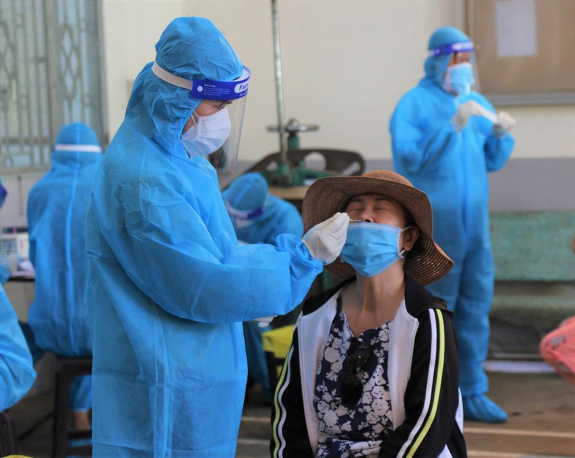 Nhân viên y tế lấy mẫu xét nghiệm virus SARS-CoV-2. Ảnh BYT.