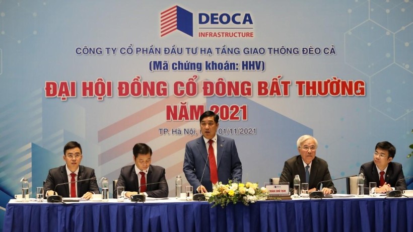 Ông Hồ Minh Hoàng (giữa) – Chủ tịch HĐQT HHV trả lời các câu hỏi của cổ đông tại EGM 2021 (Ảnh: HHV)