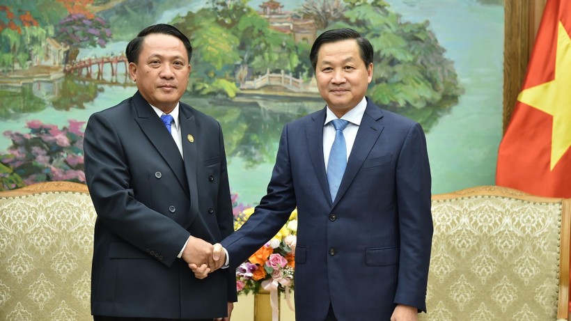 Phó Thủ tướng Lê Minh Khái tiếp Bộ trưởng Bộ Tài chính Lào Bounchom Ubonpaseuth (Ảnh: VGP)