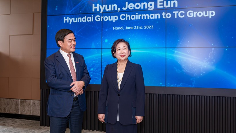 Chủ tịch TC Group Nguyễn Anh Tuấn (trái) và Chủ tịch Hyundai Group Hyun Jeong-Eun