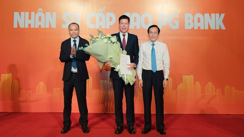 Tân Quyền Tổng giám đốc PG Bank Phạm Mạnh Thắng (giữa) và tân Chủ tịch HĐQT PG Bank Nguyễn Phi Hùng (trái). Ảnh: PG Bank