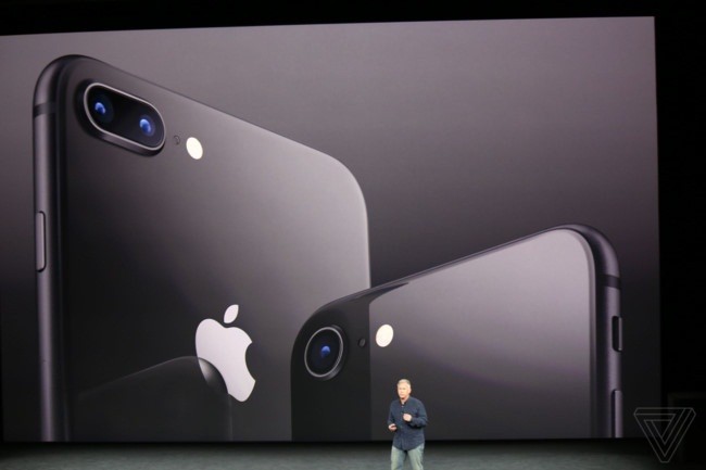 Hình ảnh iPhone 8 và iPhone 8 Plus vừa ra mắt (ảnh: The Verge)