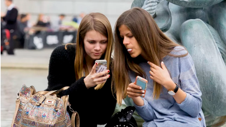 Học sinh Pháp sẽ bị cấm sử dụng điện thoại trong lớp học từ học kỳ tới (Nguồn: Cnet)