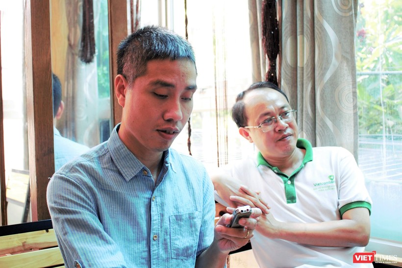Anh Tuấn (áo trắng) đã nỗ lực giúp đỡ người khiếm thị trong nhiều năm qua