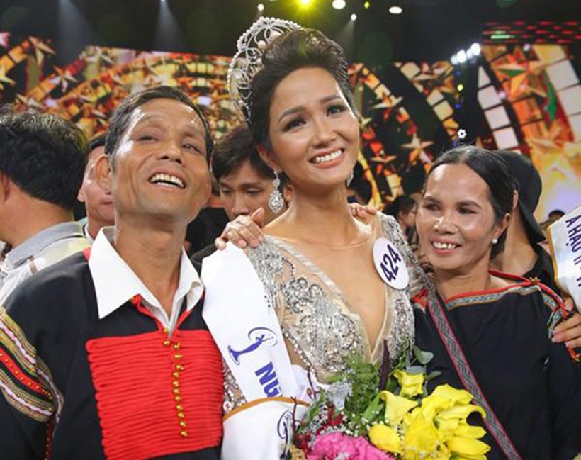 Hoa hậu H'hen Niê và cha mẹ trong niềm vui đăng quang hồi 2017. (Nguồn: FBNV)