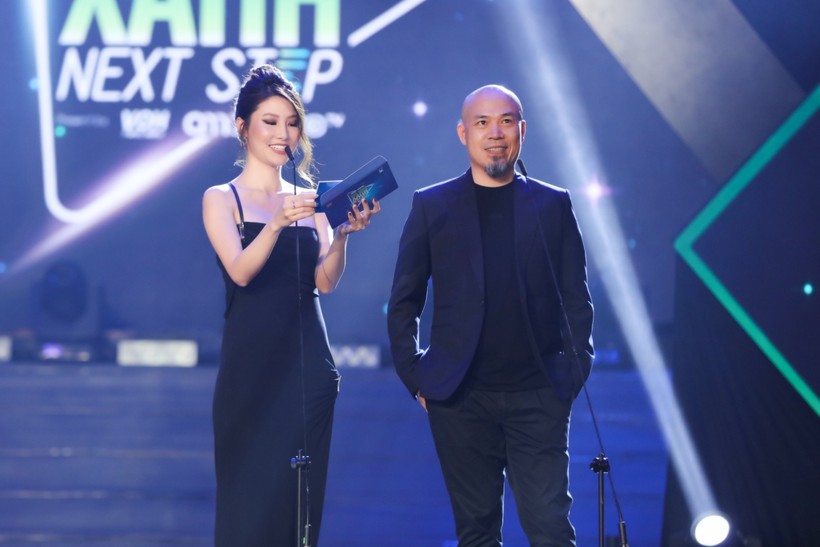 Diễm My 9X cùng nhạc sĩ Huy Tuấn trao giải ca khúc được yêu thích nhất trên radio 