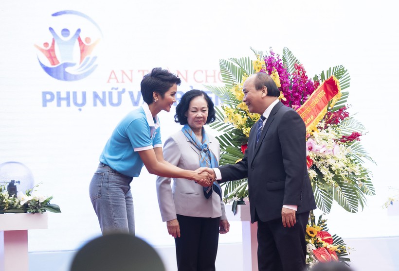 H' Hen Niê bắt tay Thủ tướng Nguyễn Xuân Phúc tại buổi lễ kêu gọi hành động vì phụ nữ và trẻ em gái 