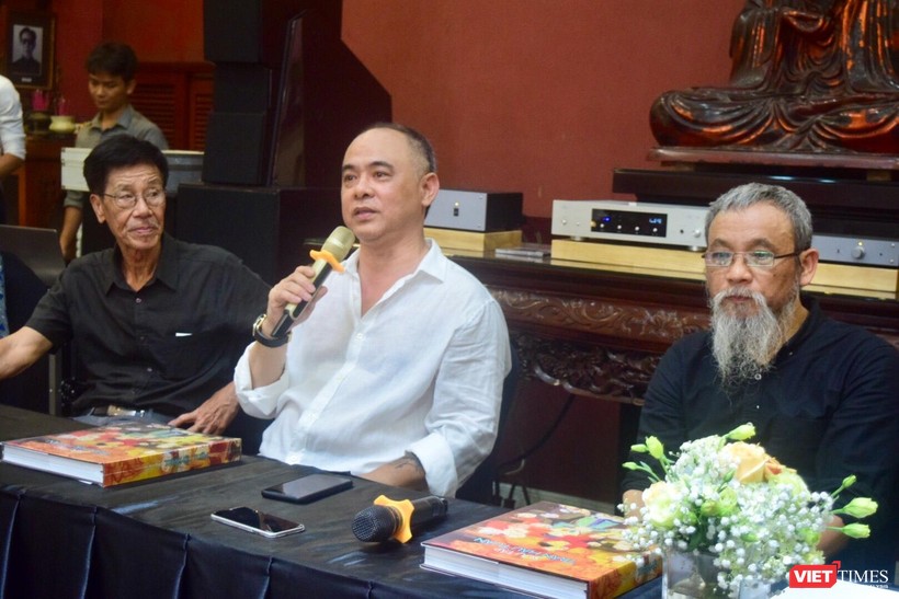 NST Trần Hậu Tuấn (giữa), bên trái là họa sĩ - nhà phê bình Nguyễn Quân, bên phải là nhà phê bình Phan Cẩm Thượng