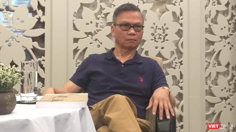 Nguyễn Hữu Liêm, tiến sĩ luật khoa, tiến sĩ triết học, hiện ông là giáo sư triết học tại San Jose City College, California.