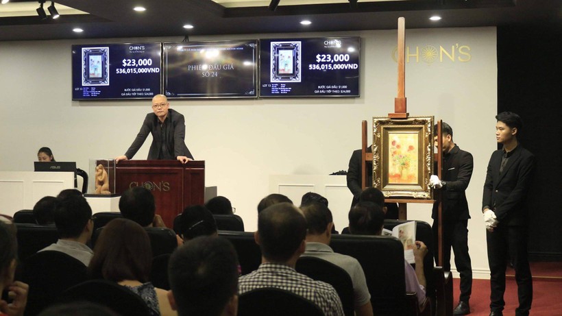 Tác phẩm “Sắc hoa” của danh họa Lê Phổ được bán với giá gõ búa là 27.000 USD (hơn 600 triệu đồng) trong phiên đấu tối 28/7