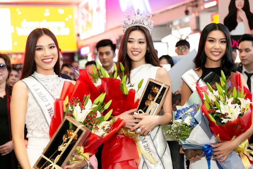 Hoa hậu Khánh Vân, Á hậu Kim Duyên và Á hậu Thúy Vân đã trở về TP.HCM 