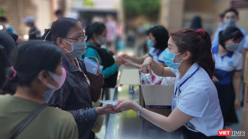 BV Đại học Y Dược TP.HCM tiến hành tặng nước súc miệng - súc họng sát khuẩn phòng virus Corona cho bệnh nhân và người nhà nuôi bệnh 