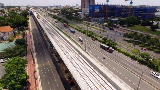 Công đoạn lắp ray trên cao cho tuyến metro Bến Thành - Suối Tiên đã hoàn tất (Ảnh: Quốc Hùng) 