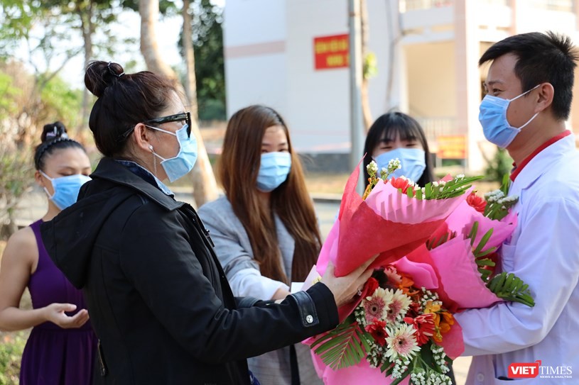 Bệnh nhân được ra viện ở BV Dã chiến Củ Chi tặng hoa cảm ơn bác sĩ (Ảnh: Đình Nguyên)